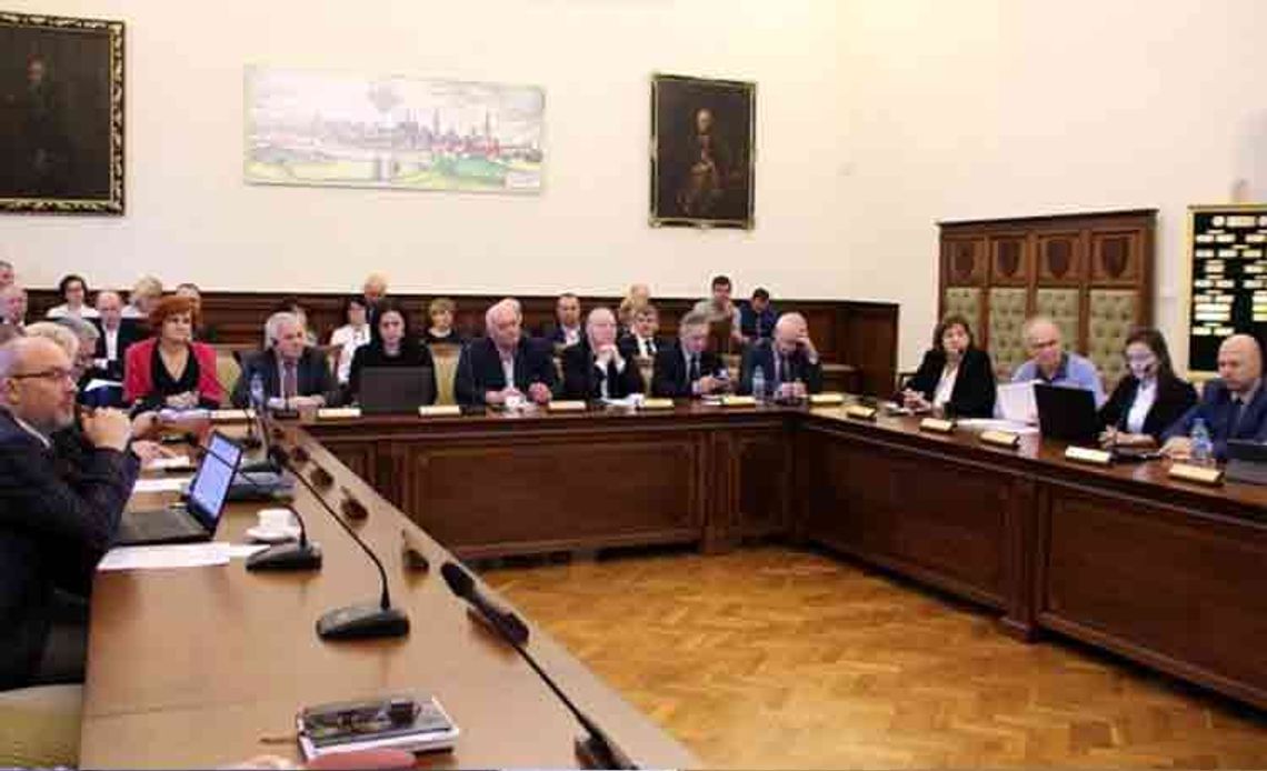 Porządek obrad XXI sesji Rady Powiatu w Nysie.