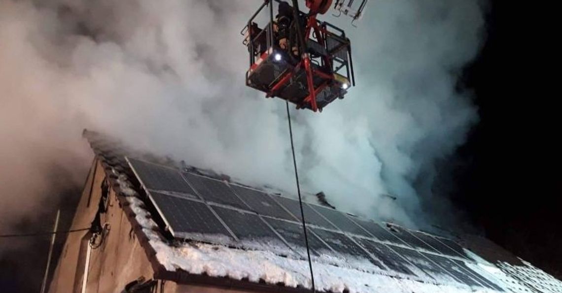 Pożar poddasza domu w Bielicach koło Łambinowic. Mieszkańcy bezpieczni.