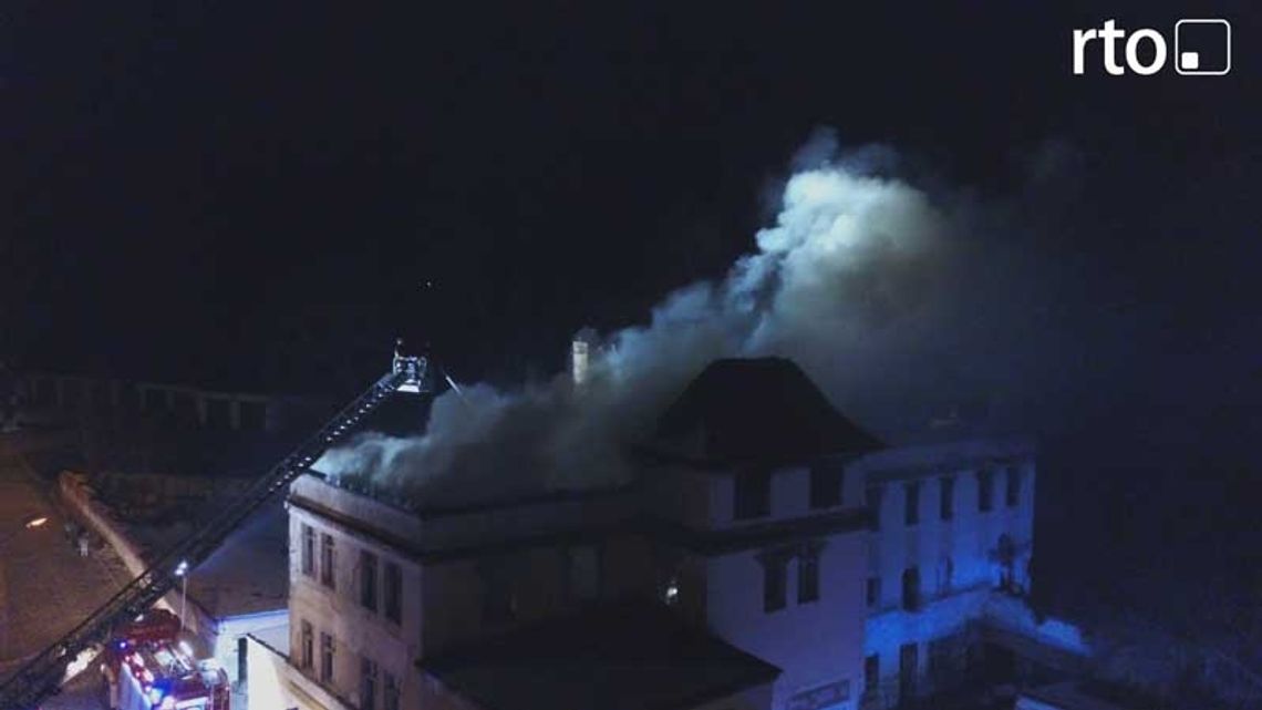 Pożar przy Kmicica w Nysie, akcja gaśnicza - widok z drona.