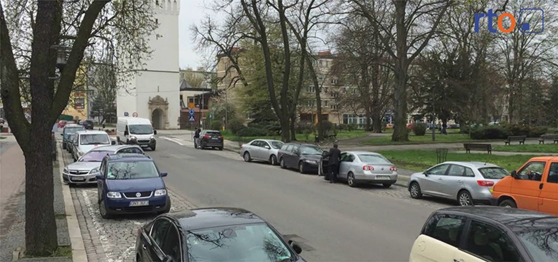 Przewodniczący rady miejskiej rozmawia z Tomaszem Hankusem na temat strefy parkingowej w Nysie.