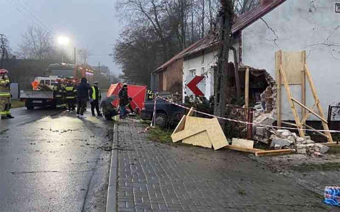 Samochód uderzył w dom  - Śmiertelne zdarzenie w Kowalowicach.