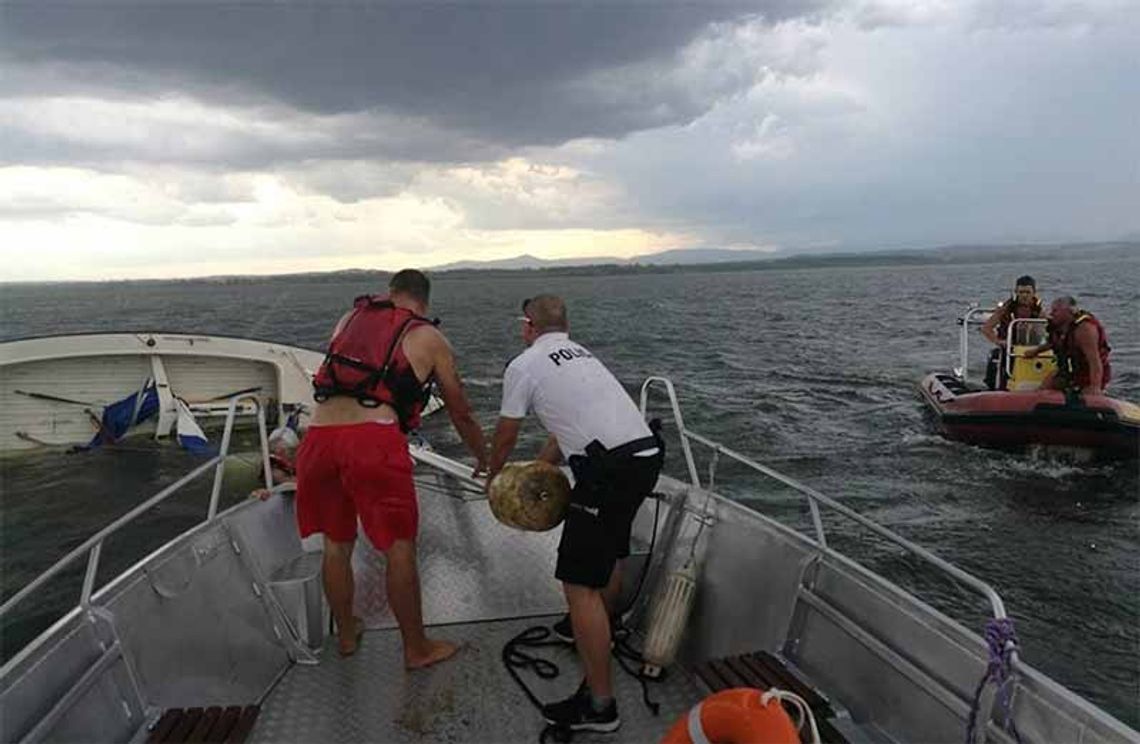 Silne uderzenie wiatru przed burzą przewróciło żaglówkę na Jeziorze Nyskim. 