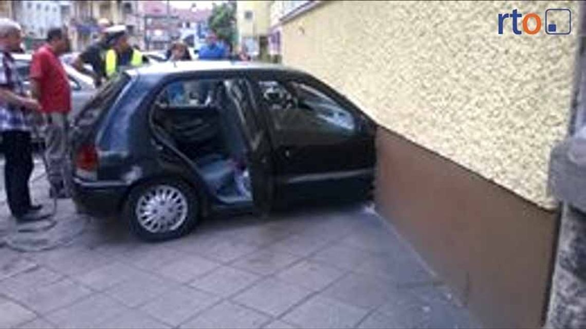 Wiadomości 16 czerwca - Samochód radnego zaklinowany w okienku piwnicy.