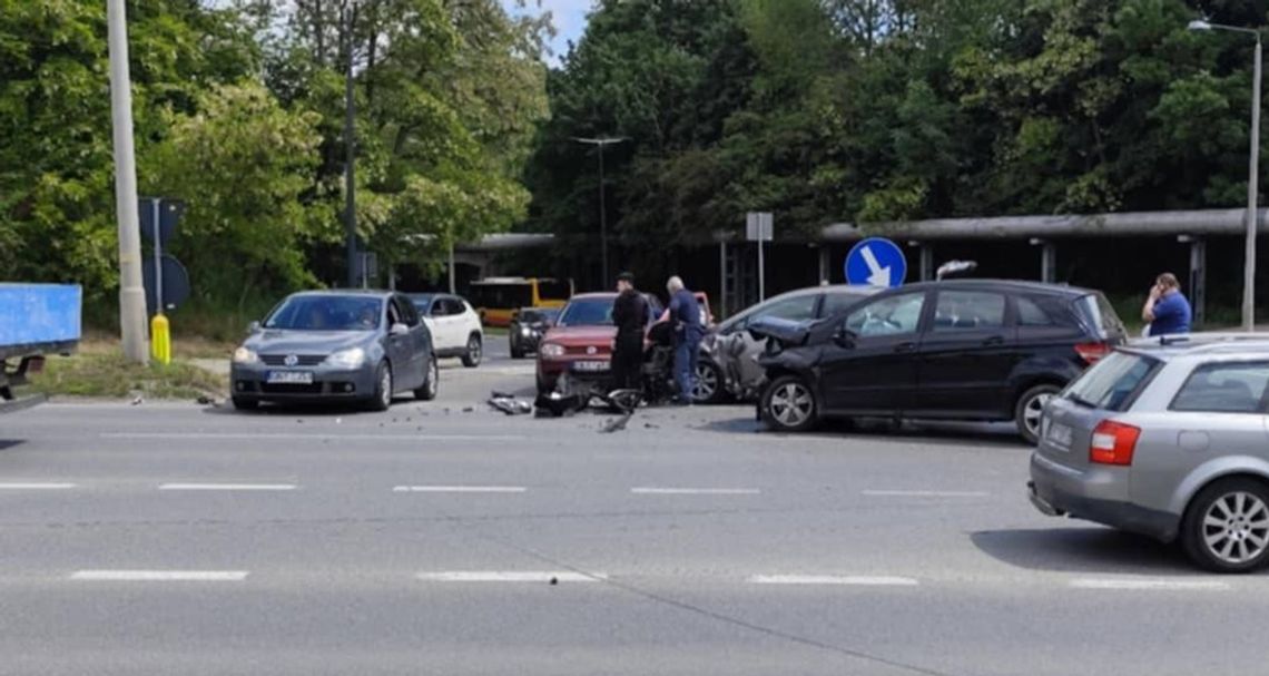 Zderzenie trzech aut osobowych - Nysa