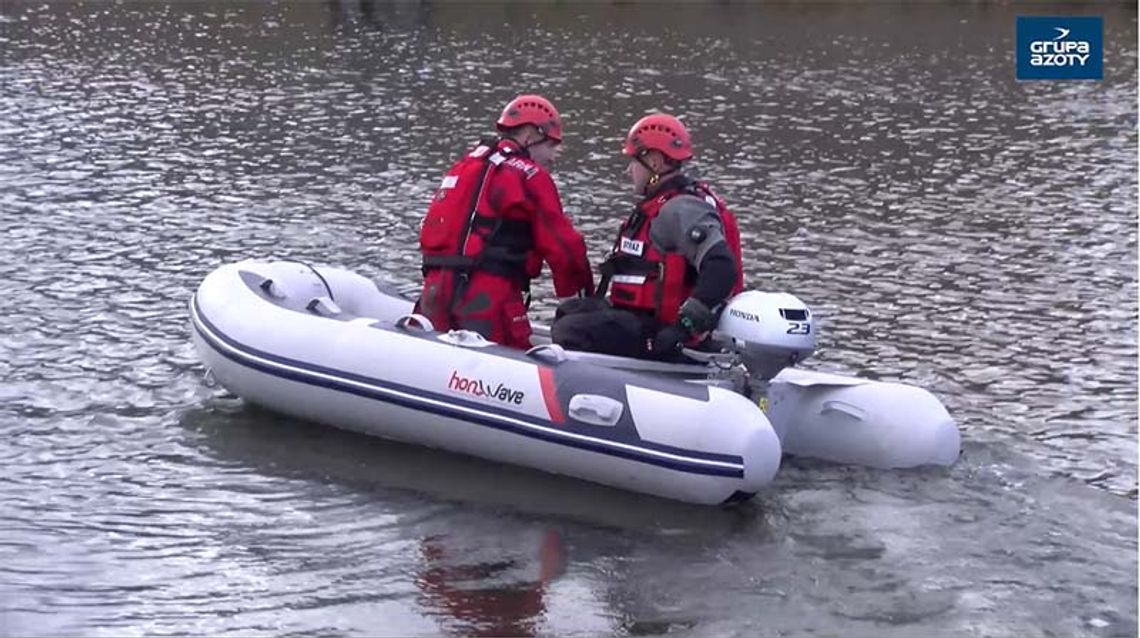 Zobacz ćwiczenia strażaków - Grupa Azoty ZAK sfinansowała zakup pneumatycznego pontonu ratowniczego dla PSP w Kędzierzynie-Koźlu